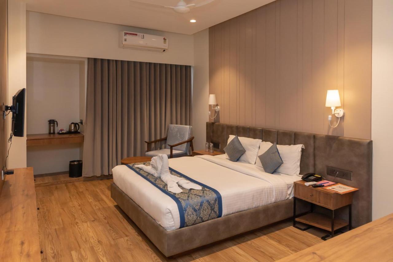 Pinnacle Grand Hotel أحمد أباد المظهر الخارجي الصورة