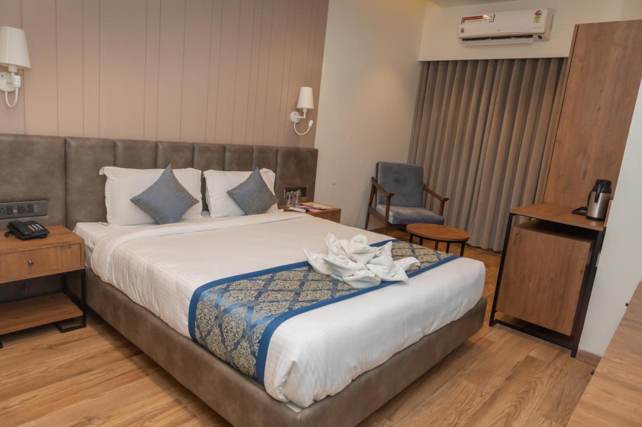 Pinnacle Grand Hotel أحمد أباد المظهر الخارجي الصورة