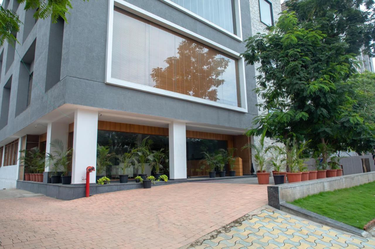 Pinnacle Grand Hotel أحمد أباد المظهر الخارجي الصورة