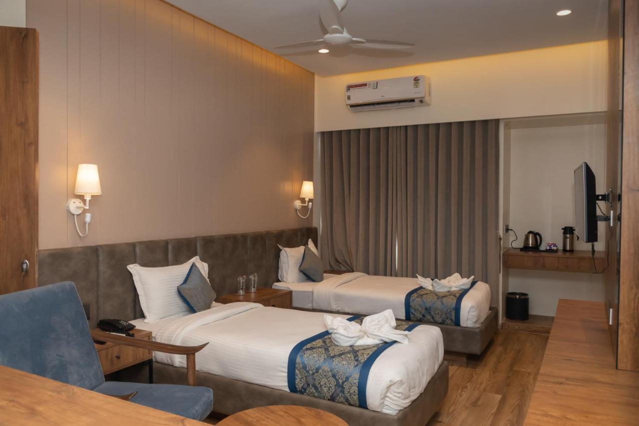 Pinnacle Grand Hotel أحمد أباد المظهر الخارجي الصورة