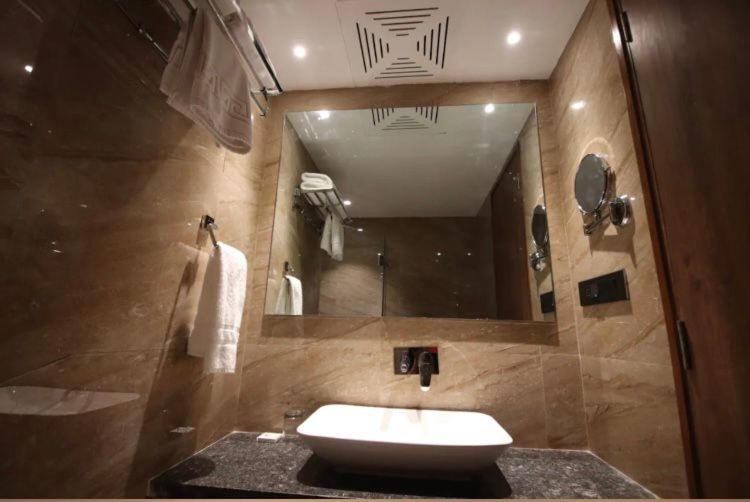 Pinnacle Grand Hotel أحمد أباد المظهر الخارجي الصورة