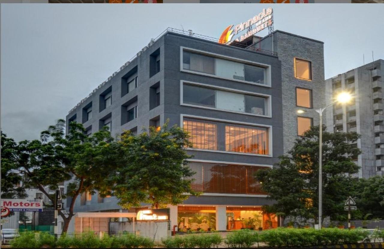 Pinnacle Grand Hotel أحمد أباد المظهر الخارجي الصورة