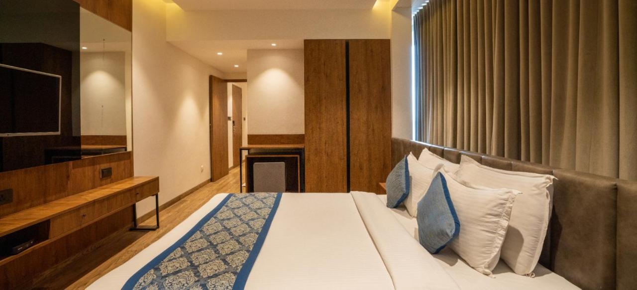 Pinnacle Grand Hotel أحمد أباد المظهر الخارجي الصورة