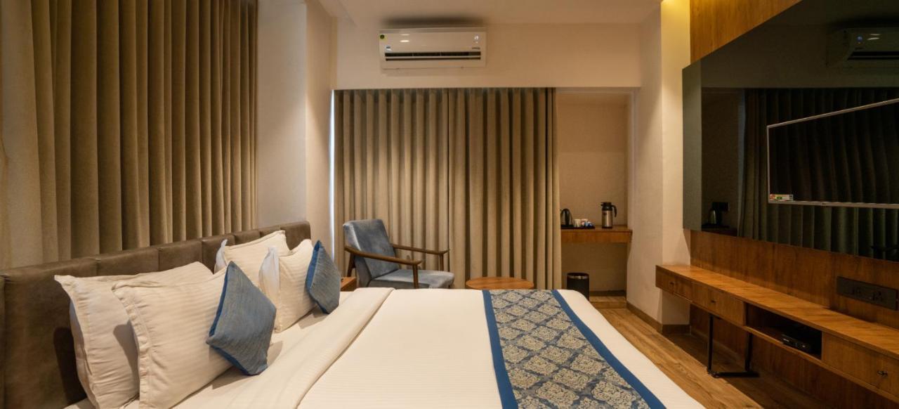 Pinnacle Grand Hotel أحمد أباد المظهر الخارجي الصورة