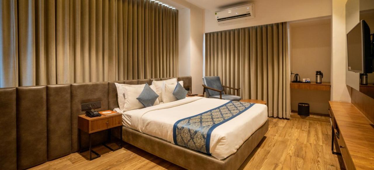 Pinnacle Grand Hotel أحمد أباد المظهر الخارجي الصورة