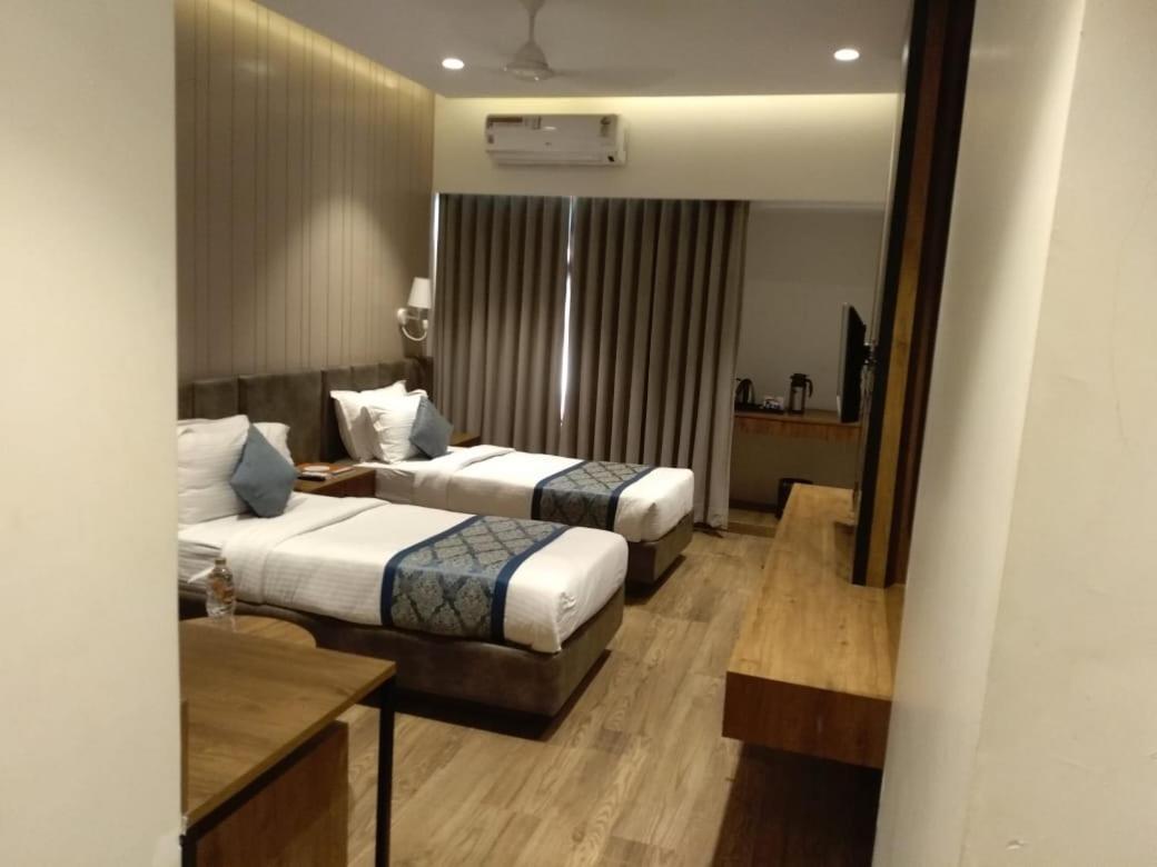 Pinnacle Grand Hotel أحمد أباد المظهر الخارجي الصورة