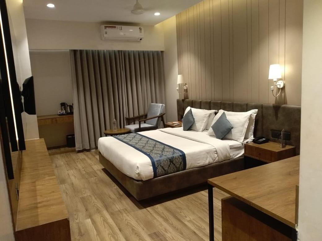 Pinnacle Grand Hotel أحمد أباد المظهر الخارجي الصورة