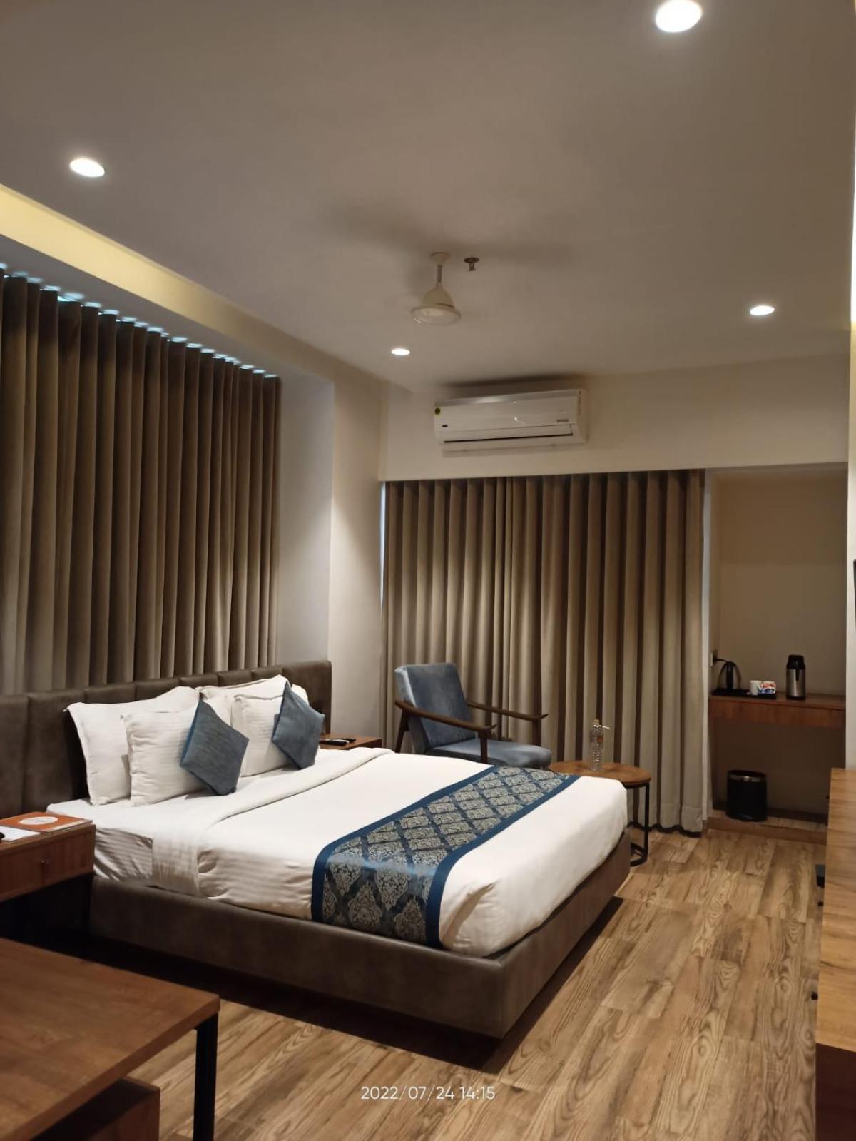 Pinnacle Grand Hotel أحمد أباد المظهر الخارجي الصورة